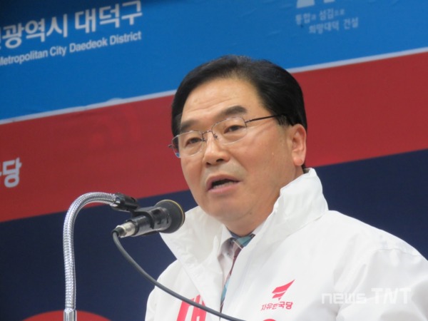 박수범 자유한국당 대전 대덕구청장 예비후보가 14일 오후 3시 대덕구청 청렴관에서 기자회견을 열고