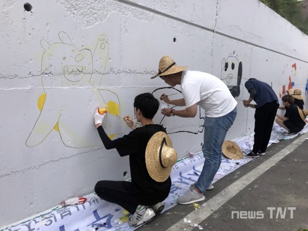 5월 20일 한밭대학교 봉사동아리 상상네이버스 회원 및 지역 학생들이 벽화그리기 봉사활동을 펼치고 있다. / 한밭대학교 제공