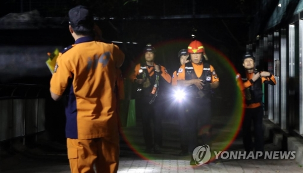 18일 대전 동물원을 탈출한 퓨마가 탈출 4시간30여분만에 사살됐다. 퓨마 수색을 마친 119 구조대가 복귀하고 있다.