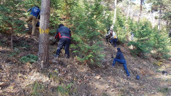 '숲 가꾸기 일일 체험행사'에 참여한 충남도청 직원들이 나무에 비료를 주고 있다. / 충남도청 제공