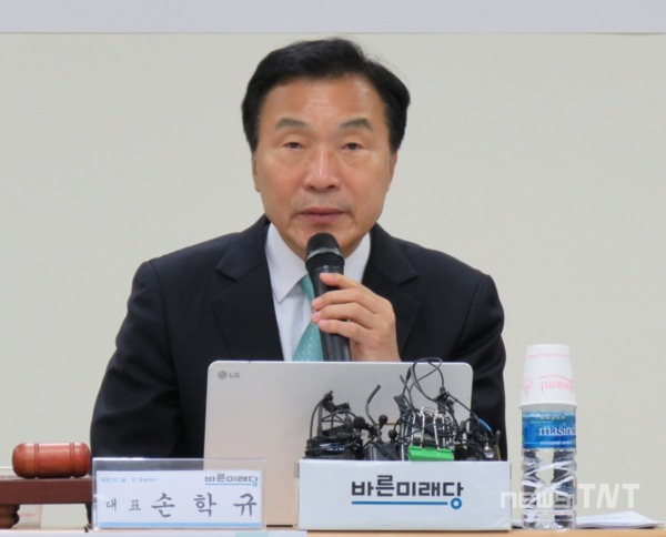 손학규 바른미래당 대표는 19일 김소연 대전시의원의 '정치 브로커' 폭로와 관련해 박범계 의원에게 엄중 경고했다. / 뉴스티앤티