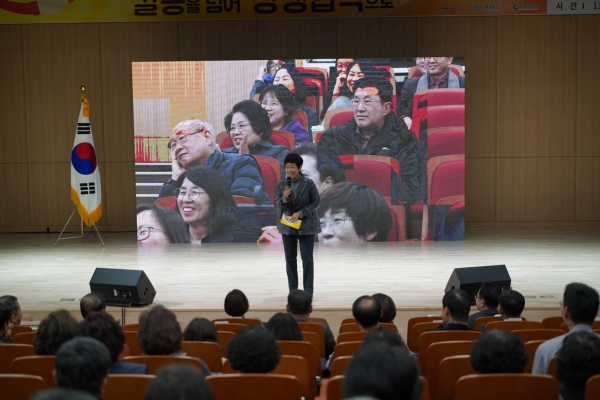 방송인 김미화 씨가 '갈등 속에 사람이 있다'라는 주제로 토크콘서트를 진행하고 있다. / 충남도청 제공