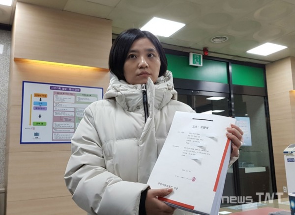 김소연 대전시의원이 28일 대전지방검찰청에서 박범계 의원에 대한 고소·고발장을 들고 기자들의 질의에 답하고 있다. / 뉴스티앤티