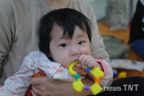 금산군 보건소는 2019년 1월 1일 이후 아기가 태어난 가정에 출산축하꾸러미를 지원한다. / 금산군 제공