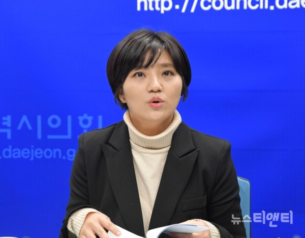 김소연 대전시의원이 16일 오후 대전시의회 기자실에서 기자회견을 열고 자신의 폭로 관련 증거를 설명하고 있다. / 뉴스티앤티