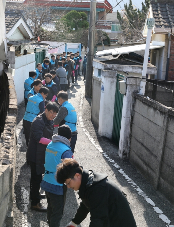 대전도시공사 직원들이 연탄 배달 봉사를 하고 있다. / 대전도시공사 제공