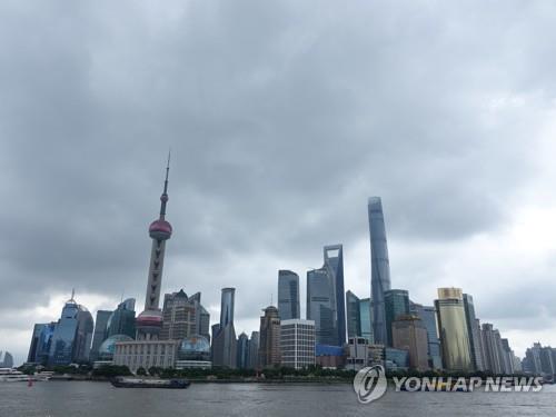 먹구름 낀 중국 상하이 금융중심지 루자쭈이