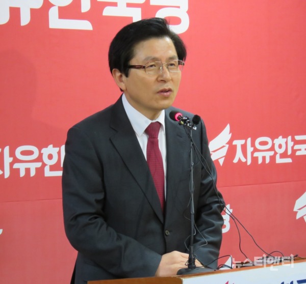 황교안 전 국무총리가 22일 오후 자유한국당 대전시당에서 간담회를 열고 질의에 답하고 있다. / 뉴스티앤티