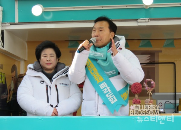손학규 바른미래당 대표가 22일 대전 시청역 인근에서 '손다방'을 열고 연동형 비례대표제 도입의 필요성을 강조하고 있다. / 뉴스티앤티