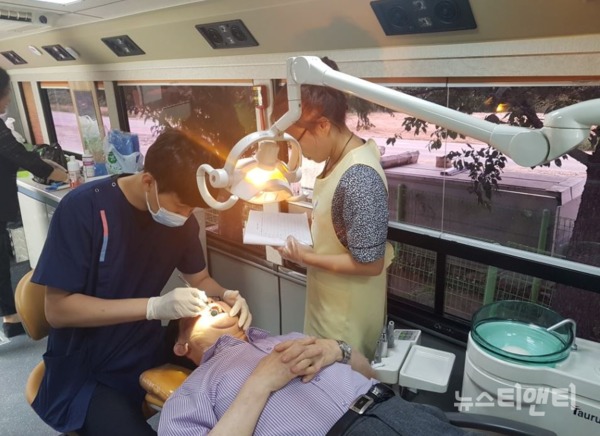 구강보건 이동진료차량에서 한 어르신이 치아 검진을 받고 있다. / 아산시보건소 제공