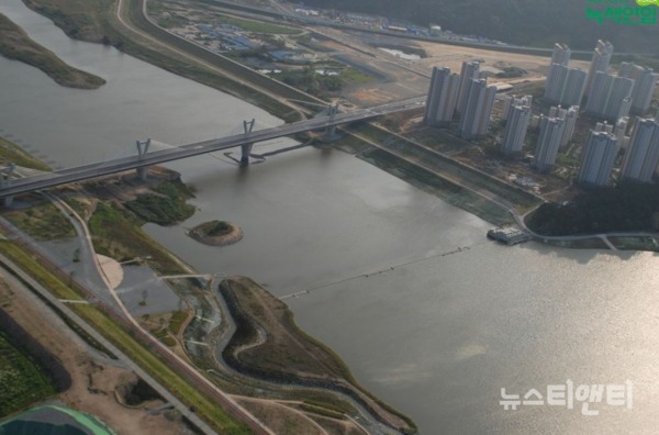 2012년 세종보 완공 이후 호수와 같은 금강 / 대전충남녹색연합 제공