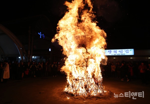 정월대보름을 하루 앞둔 18일 보령시 웅천읍 웅천전통시장 일원에서 '소원성취 달집태우기' 행사가 펼쳐졌다. / 보령시 제공