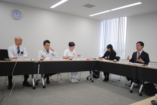 양승조 충남지사가 19일 일본 시즈오카현림암센터를 방문하여 미쯔루 다카하시 원장에게 암센터 운영 현황을 묻고 있다. / 충남도청 제공