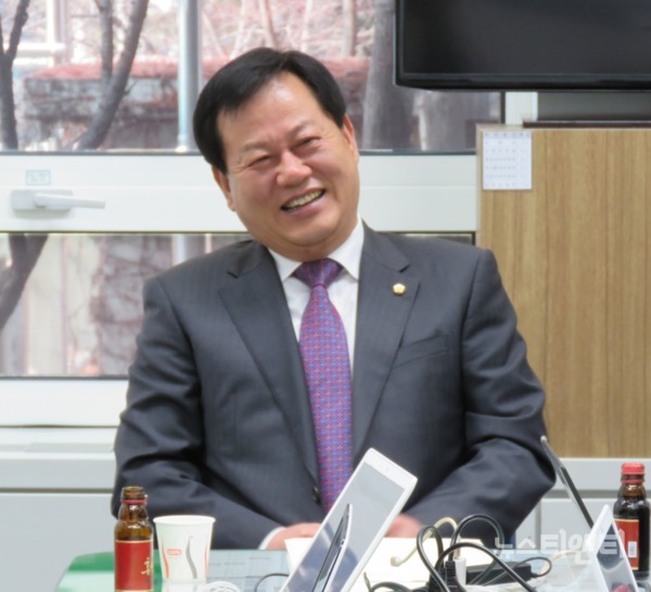 이은권(초선, 대전 중구) 자유한국당 의원이 21일 오전 대전시의회 기자실에서 간담회를 열고 질의에 답하고 있다.