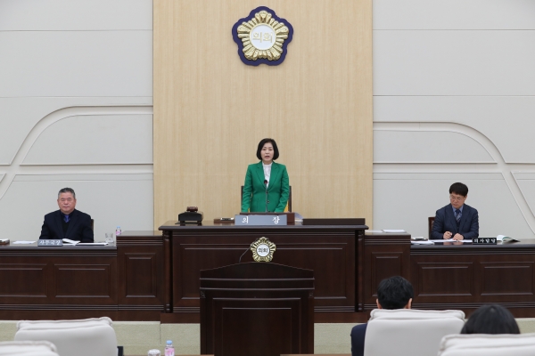 대전 동구의회 이나영 의장이 22일 제240회 임시회 폐회를 선언하고 있다. / 대전 동구의회 제공