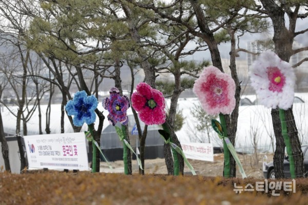 '오늘미술관 제3회 호국의 꽃 순회전시'가 이달 15일부터 4월 30일까지 신부동 조각공원에서 열린다. / 천안시 제공