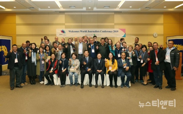 2019세계기자대회에 참가한 43개국 60여명의 세계 기자단이 대전컨벤션센터에서 열린 환영만찬에서 기념촬영을 하고 있다 / 대전시 제공