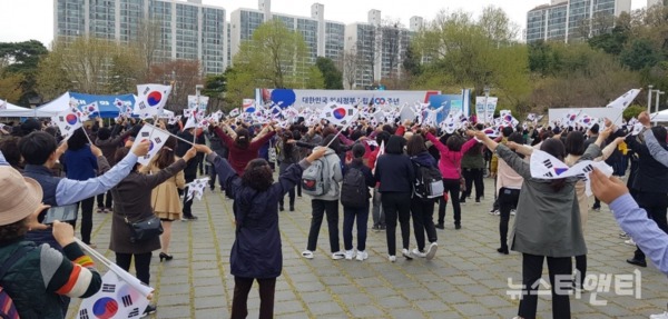 마지막 행사로 주민과 학생 500여 명이 독도사랑 및 애국가 플래시몹을 하고 있다. / 2019-04-11 ⓒ 뉴스티앤티 박기봉 기자