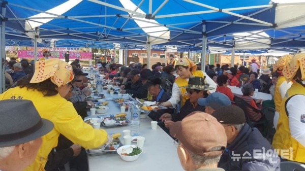 적십자 서구지구협의회가 월평동 은평공원에서 무료급식 행사를 개최한 가운데 봉사원들이 어르신들에게 점심식사를 대접하고 있다. / 대전 서구 제공