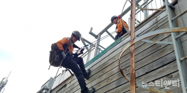 대전 유성소방서가 암벽훈련장에서 봄철 산악사고 대비 인명구조훈련을 실시하고 있다. / 대전 유성소방서서 제공