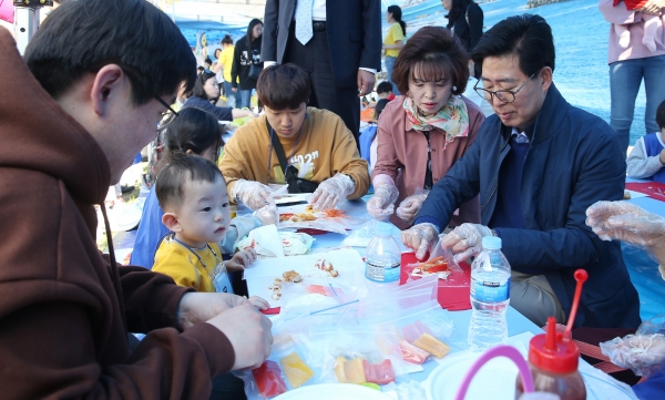 양승조 지사가 20일 천안 삼거리 공원에서 열린 '2019 신세대 가족 수산물 체험행사'에 참석하여 수산물을 이용해 음식을 만들고 있다. / 충남도청 제공