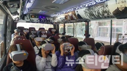 청소년들이 천안시태조산청소년수련관의 가상현실(VR) 역사탐방대에 참여하고 있다. / 천안시 제공