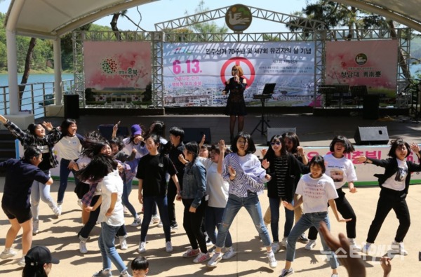 지난해 제7회 유권자의 날 기념 행사에서 유권자와 함께 공연하는 모습 / 충북선관위 제공