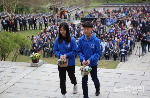 학생들이 이순신 장군의 영전에 헌화하기 위해 작은 꽃바구니를 들고 가고 있다.  /  ⓒ 뉴스티앤티