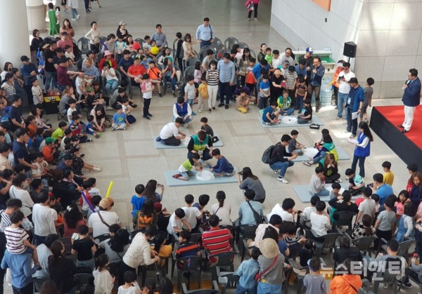 제97회 어린이날 대전시청에서 열린 베이블레이드 대회. 많은 가족들이 지켜보고 있는 가운데, 블레이드 경기가 진행되고 있다 / 2019-05-05 ⓒ 뉴스티앤티