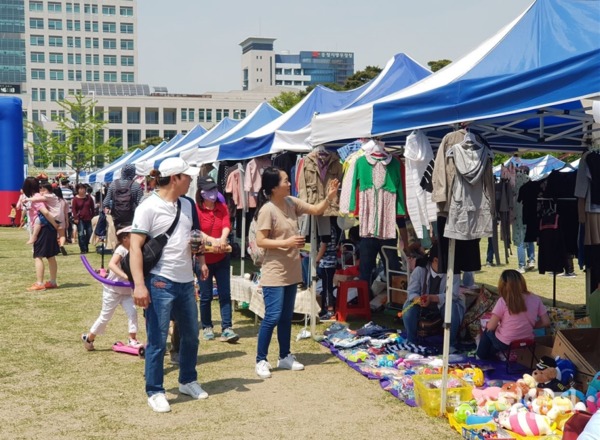 어린이날 행사에서 열린 벼룩시장에서 다양한 어린이 용품을 판매하고 있다. / 2019-05-05 ⓒ 뉴스티앤티