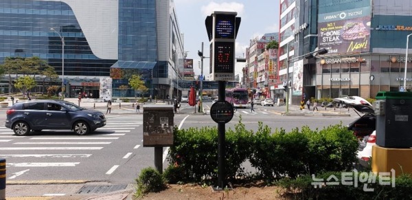 대전복합터미널 앞 횡단보도에 설치된 미세먼지 알리미 / 대전시 제공