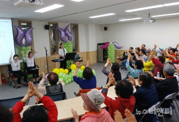 아산시치매안심센터는 지난 9일 치매가족을 위해 ‘작은 음악회’를 열었다. / 아산시치매안심센터 제공