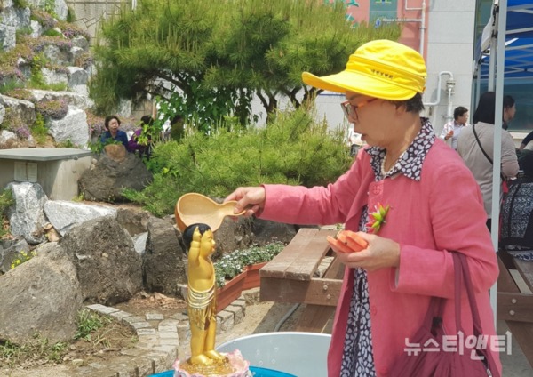 불기 2563년 부처님 오신날을 맞아 12일 오전 대전 동구 연광사를 찾은 한 불자가 아기부처를 목욕시키는 관불의식에 참여하고 있다. / 2019-05-12 ⓒ 뉴스티앤티