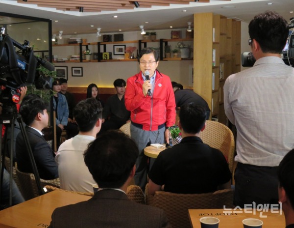 황교안 자유한국당 대표가 14일 오후 대전 중구 소재 카페에서 지역 대학생과 토크콘서트를 열고 있다. / © 뉴스티앤티