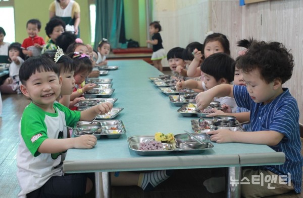 어린이집에서 아이들이 급식을 먹고 있다 (옥천읍 소재 개나리어린이집) / 옥천군 제공