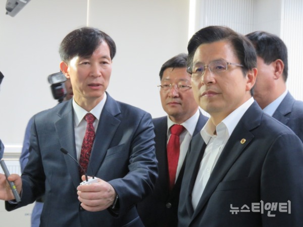 황교안 자유한국당 대표(오른쪽)가 15일 오전 대전 유성구에 위치한 한국핵융합연구소를 방문해 주요 시설을 시찰하고 있다. / © 뉴스티앤티