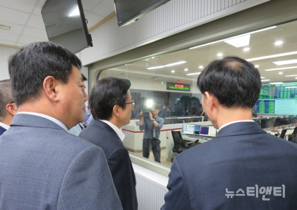황교안 자유한국당 대표가 15일 오전 대전 유성구에 위치한 한국핵융합연구소를 방문해 주요 시설을 시찰하고 있다. / © 뉴스티앤티