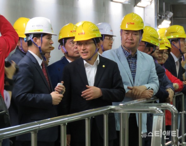 황교안 자유한국당 대표가 15일 오전 대전 유성구에 위치한 한국핵융합연구소를 방문해 주요 시설을 시찰하고 있다. / © 뉴스티앤티