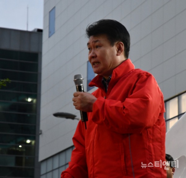 17일 오후 대전 둔산동에서 자유한국당 주최 '문재인 STOP! 국민이 심판합니다!' 규탄대회가 열리고 있다. / © 뉴스티앤티