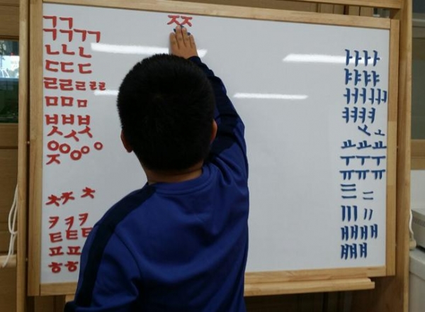 세종시 초등학생들이 교구를 활용하여 한글 수업을 진행하고 있다. / 세종시교육청 제공