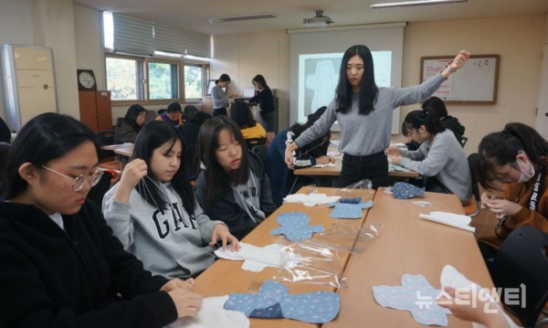 지난해 자원봉사센터에서 진행된 The The The 프로젝트 봉사활동에 중·고등학생들이 참여해 취약계층을 위한 면생리대를 만들고 있다. / 대전 유성구 제공