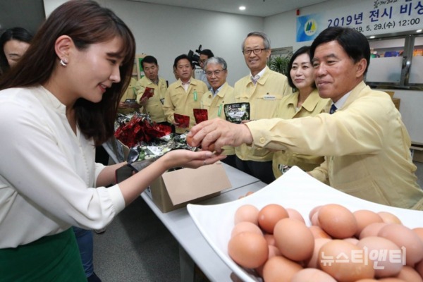 2019 을지태극연습 전시 비상급식 체험행사에서 황인호 동구청장이 비상식량으로 계란을 나눠주고 있다. / 대전 동구 제공