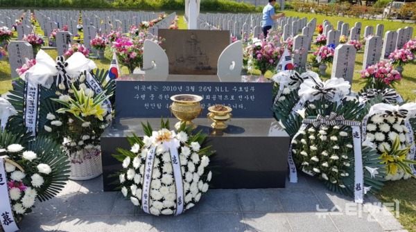 국립대전현충원 천안함 전사자 묘역. 황교안 자유한국당 대표가 바치는 조화가 놓여 있다. / ⓒ 뉴스티앤티