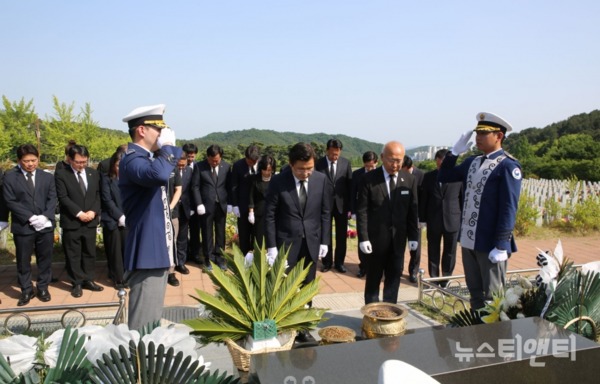 4일 오후 국립대전현충원을 찾은 황교안 자유한국당 대표가 천안함 전사자 묘역에서 참배를 하고 있다 / ⓒ 뉴스티앤티