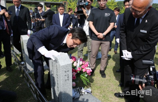 4일 오후 국립대전현충원을 찾은 황교안 자유한국당 대표가 천안함 전사자 묘역에서 비석을 닦고 있다 / ⓒ 뉴스티앤티