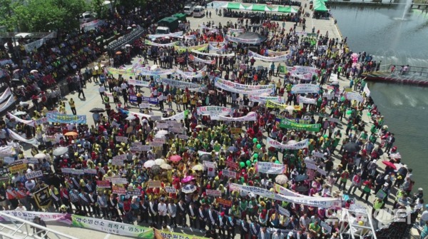 지난 5월 26일 영동군 양수발전소 유치 범군민 결의대회가 열린 가운데 5천명이 넘는 군민들이 한자리에 모여 발전소 유치를 위한 염원을 강력히 표명했다./ 영동군 제공