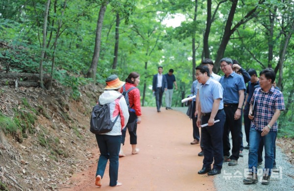 용곡공원 황톳길을 둘러보며 시민들과 인사하는 오세현 아산시장 / 아산시 제공