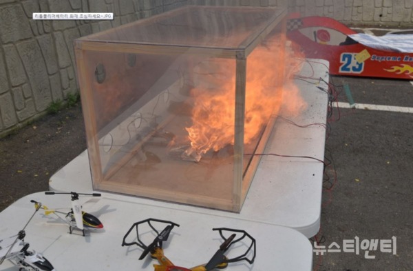 대전시 소방본부는 18일 화재 재현실험을 통해 리튬배터리가 과충전이 지속될 경우 온도상승과 함께 배터리가 팽창(스웰링)하는 현상이 나타나면서 폭발 및 화재가 발생하는 것을 직접 실험을 통해 확인했다고 밝혔다.(사진=실험에서 배터리에 화재가 발생한 모습) / 대전시 소방본부 제공