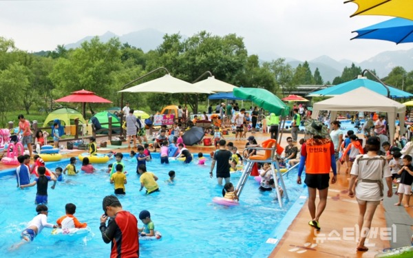 계룡시는 본격적인 여름철을 맞아 내달 24일부터 8월 18일까지 두계천 생태하천공원 물놀이장을 무료로 운영한다. / 계룡시 제공