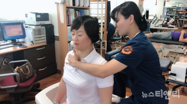 중국 웨이하이에서 온 의료관광객이 지난 2일 천안충무병원을 견학하고 물리치료를 받고 있다. / 천안시 제공